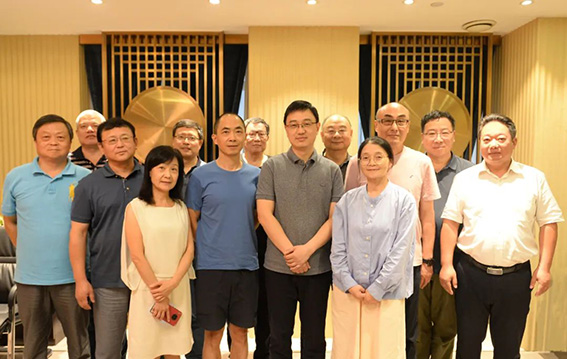 1693894561105978.jpg 与会人员合影w.jpg